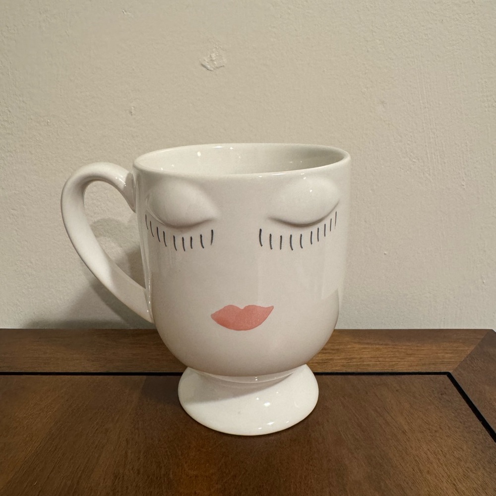 Beautiful cup, it has a face figure
